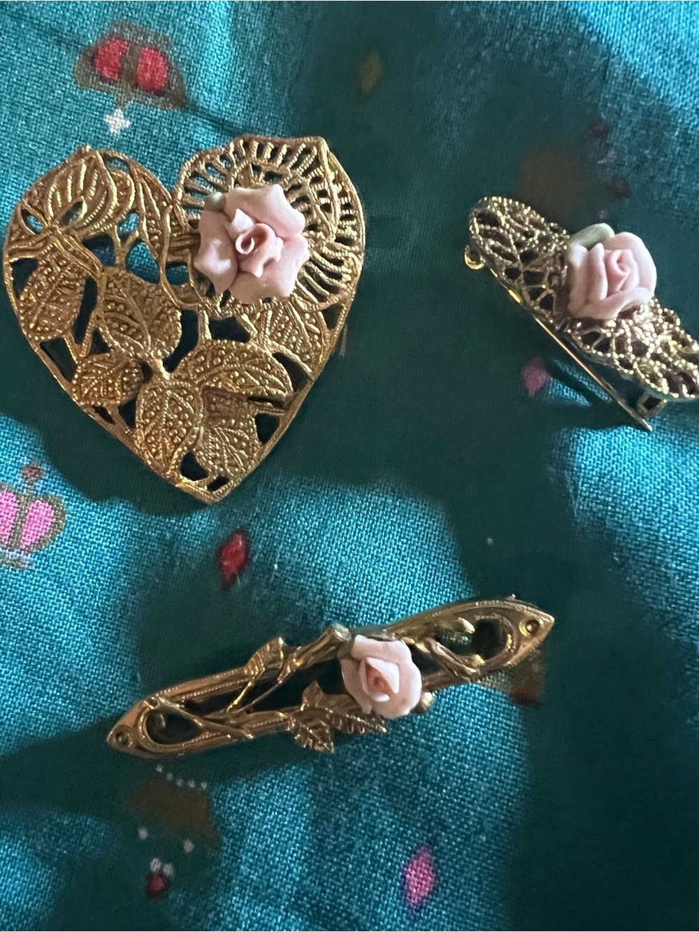 VNT 1928 Gold Filigree Pink Porcelain Rose Accent Pin Set